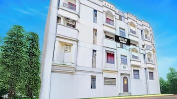 Un immeuble à plusieurs étages, sur lequel on peut lire une enseigne indiquant qu’il s’agit d’un hôtel.