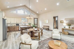 A spacious living area with a high ceiling, a dining table with chairs, and a cozy seating area with a bench and armchairs. - Golfer’s Oasis! Ponderosa Pine Retreat in Show Low (Show Low)