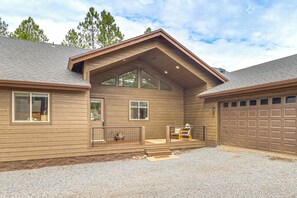 A two-story house with a garage, a covered porch, and a gravel driveway. - Golfer’s Oasis! Ponderosa Pine Retreat in Show Low (Show Low)
