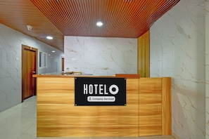 Una recepción con un cartel que indica que es un hotel de servicios de empresa.