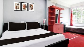 Une chambre d’hôtel avec un lit, une armoire rouge, une fenêtre donnant sur un beau paysage et trois tableaux encadrés accrochés au mur.