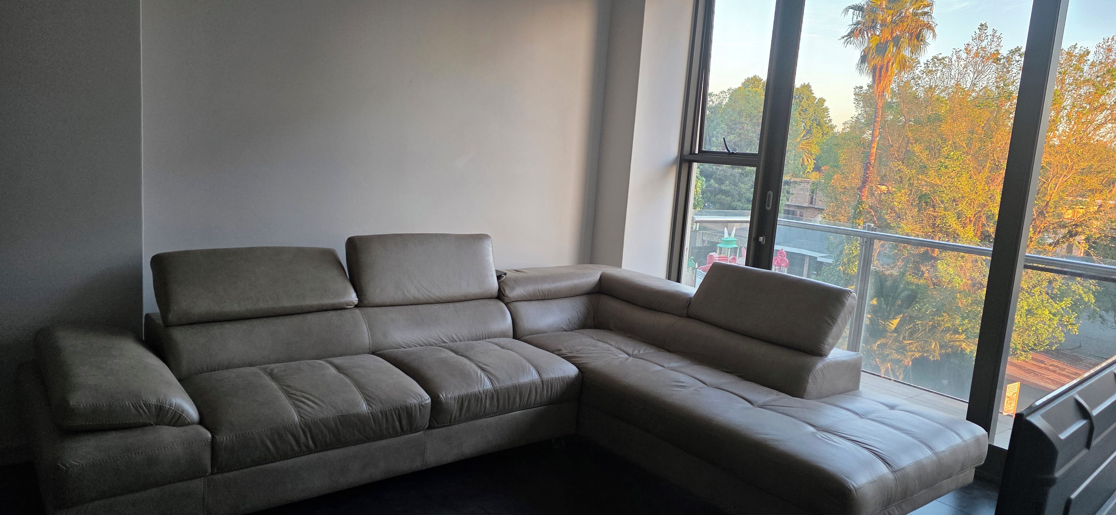 En modulsofa i et rum med store vinduer.