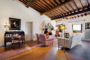 A cozy living room with a fireplace, wooden beams, and a rustic aesthetic. - Villa Mare, Bolgheri (Bolgheri)