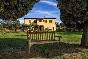 A house with a garden, a bench, and a large tree. - Villa Mare, Bolgheri by Geco Vacation Rentals (Bolgheri)