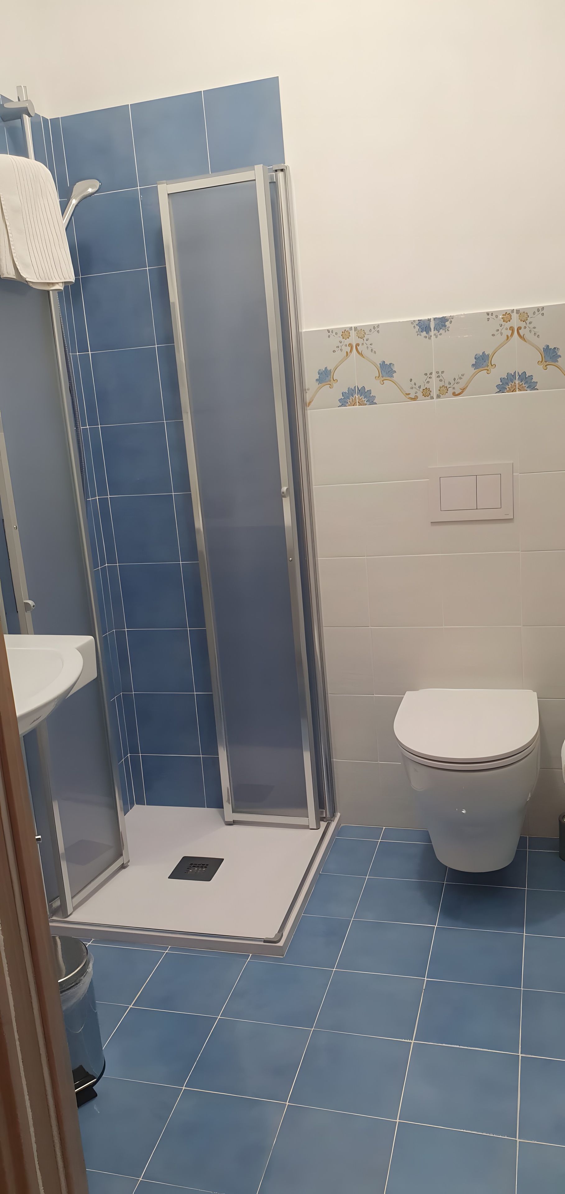 Ein Badezimmer mit Duschkabine, Toilette und Waschbecken.