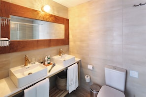 A modern bathroom with two sinks, a large mirror, and a toilet. - Polis 1907 (Polis)