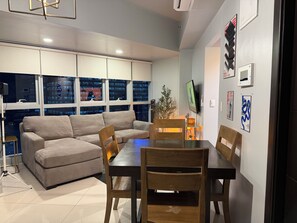 Dining - Executive 1BR w/ Balcony, near Malls & Clubs BGC (Taguig)