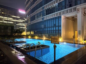 Pool - Executive 1BR w/ Balcony, near Malls & Clubs BGC (Taguig)