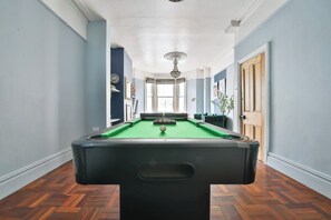 Game room - Elegant Victorian Home with Pool Table & Parking (Cardiff)