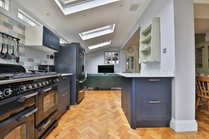 Private kitchen - Elegant Victorian Home with Pool Table & Parking (Cardiff)