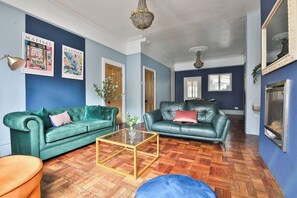 Living area - Elegant Victorian Home with Pool Table & Parking (Cardiff)