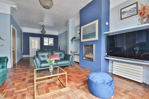 Living area - Elegant Victorian Home with Pool Table & Parking (Cardiff)
