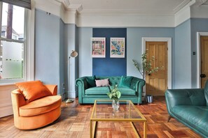 Living area - Elegant Victorian Home with Pool Table & Parking (Cardiff)