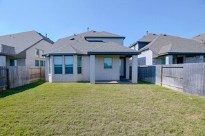 A residential area with multiple houses featuring brick exteriors and sloped roofs. - 7 Mi to Dtwn Rosenberg: Spacious Family Home (Rosenberg)