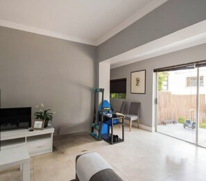 Living area - JoJo's Seaside Stay (Cape Town)