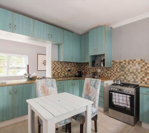 Private kitchen - JoJo's Seaside Stay (Cape Town)