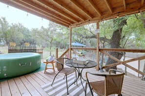 A wooden deck with a green inflatable pool, wicker chairs, and a table. - Private Casita - Hot Tub, Loft, Near Boat Ramp 23 (Canyon Lake)
