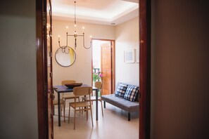 Un comedor con una mesa, sillas y una lámpara colgante.