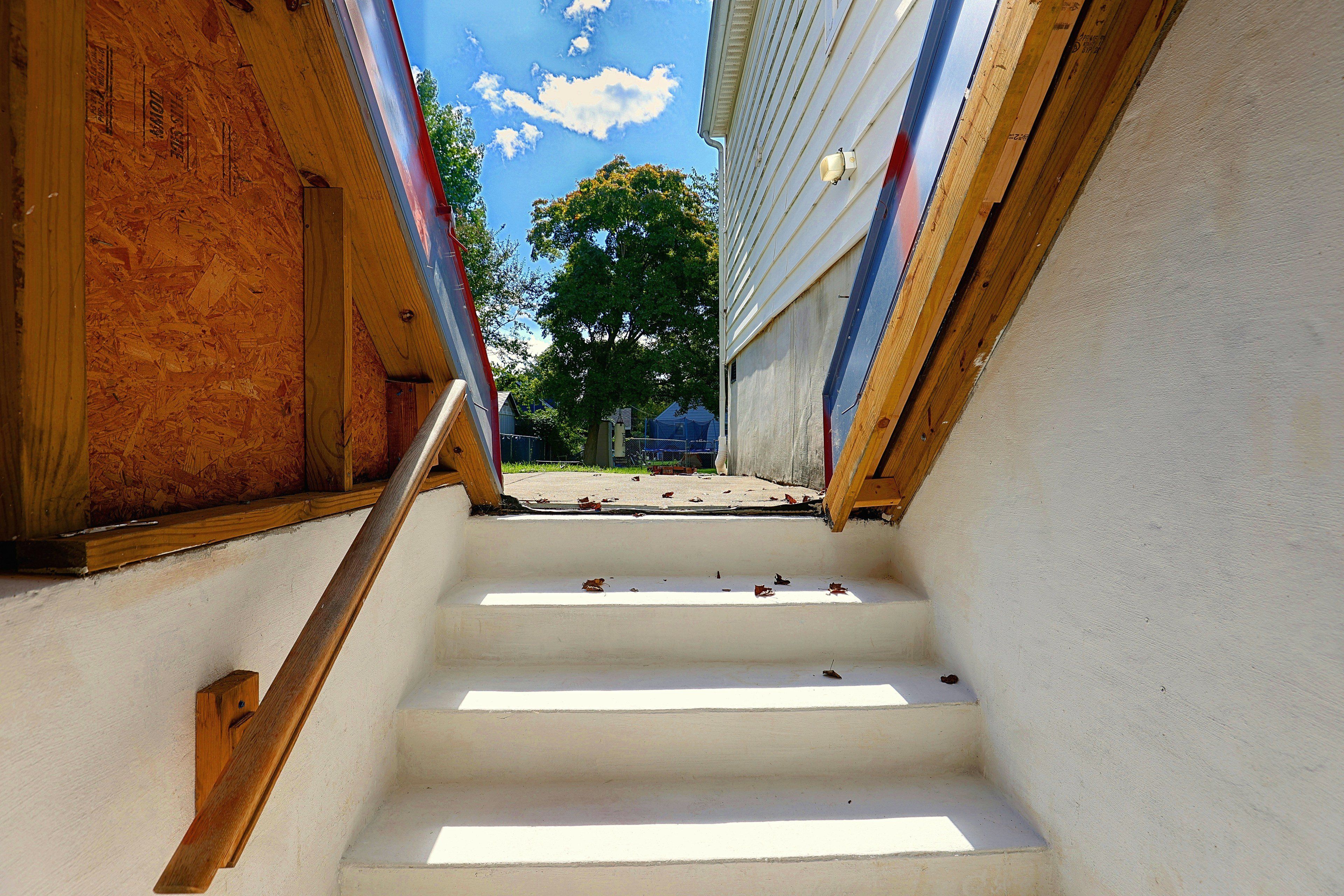 Un escalier menant à l’étage supérieur, d’où l’on peut admirer la vue sur l’extérieur.