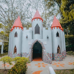 A castle-like structure with three towers and a central entrance. - Hotel La Ardilla de Santa Fe (Santa Fe de Antioquia)