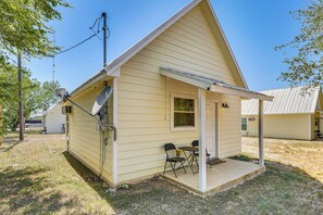 A small, single-story building with a porch and a covered outdoor seating area. - Walk to Main St! Group-Friendly Stockdale Getaway (Stockdale)