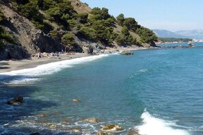 A coastal beach with clear water, rocky shoreline, and dense greenery. - Holiday apartment with 2 bedrooms (La Seyne sur Mer)