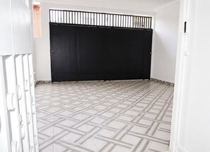 A room with a patterned floor, a black sliding door, and a white wall. - 4 Bedroom Villa Duplex Abidjan Cocody Riviera•Secured•2 Grandes terraces•WIFI•AC (Abidjan)