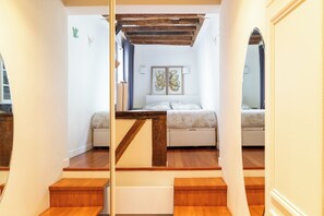 Room - Central and Bright 1BDR Apartment near Notre Dame (Paris)