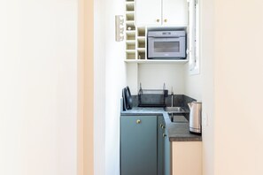 Private kitchen - Central and Bright 1BDR Apartment near Notre Dame (Paris)