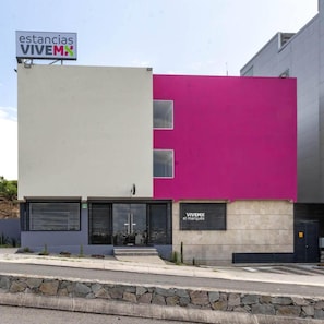 A modern building with a sign reading 'estancias VIVEMX'. - Estancias Vive MX el Marques (El Marques)