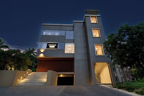 Un edificio moderno de dos pisos con un letrero que dice 'TOWHOUSE'.