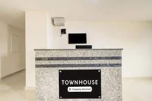 Una recepción con un cartel que dice 'TOWNHOUSE Company-Serviced'.