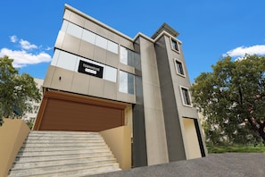 Un edificio moderno con un letrero que dice 'TOWNHOUSE Company Serviced'.