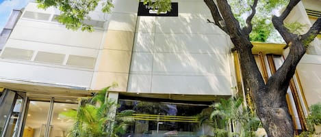 Un edificio con un letrero que dice 'TOWNE'.