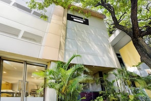 Un edificio con un cartel que dice 'TOWNHOUSE Company Serviced'.