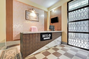 Una mesa de recepción de hotel con un cartel que indica que es un hotel gestionado por empresa.