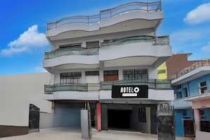 A multi-story building with a sign indicating it is a hotel. - Super Hotel O Daraganj Ghat Prayagraj (Prayagraj)