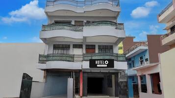 A multi-story hotel with a sign indicating it is company-serviced.