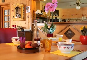 Dining - Bed and Breakfast 'Chambre D'hôtes La Régordane' with Mountain View, Shared Pool and Shared Terrace (Solignac-sur-Loire)