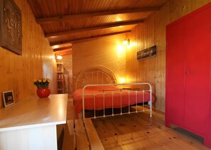 Room - Bed and Breakfast 'Chambre D'hôtes La Régordane' with Mountain View, Shared Pool and Shared Terrace (Solignac-sur-Loire)