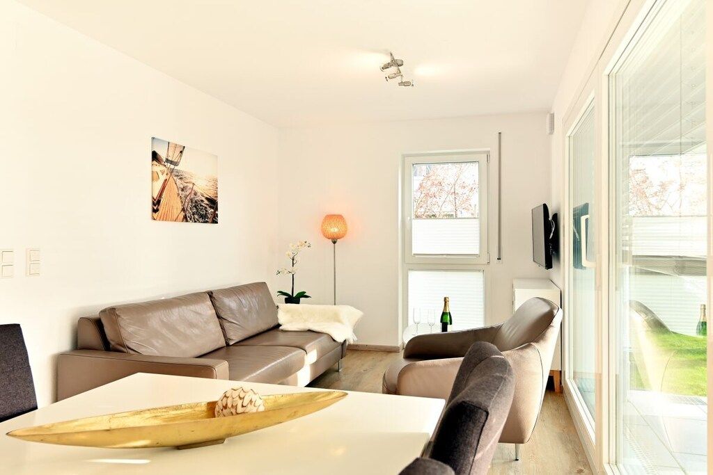 Een moderne woonkamer met een bank, een salontafel en een televisie.