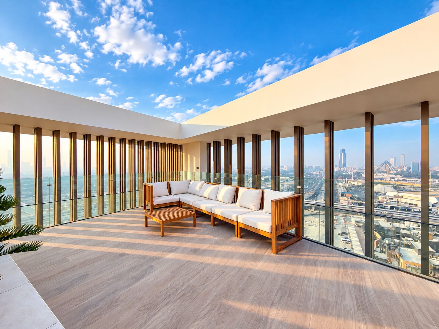 Una sala de estar moderna con un amplio sofá modular, una mesa de centro de madera y ventanas del suelo al techo que ofrecen vistas de la ciudad.