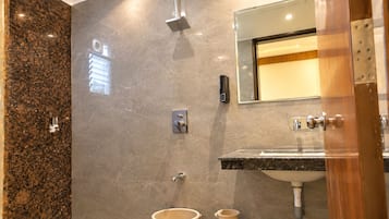 Une salle de bain moderne équipée d’une douche, d’un lavabo et de toilettes.