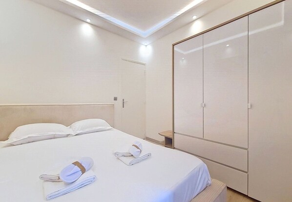Room - New! N&J - ROSSINI CHARM - Central - Balcony (Nice)