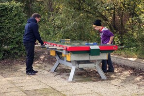 Two people playing table tennis outdoors. - Type C "Zee, Bos en Duin" (Zoutelande)