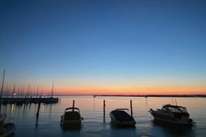 A marina at dusk with several boats docked. - Holiday apartment with 1 bedroom (Nonnenhorn)