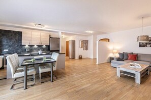 A modern apartment with a dining area, kitchen, and living space. - Leni holiday apartment (Bischofswiesen)