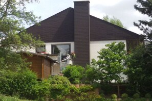 A residential house with a dark roof, a chimney, and a window. - Holiday apartment with 2 bedrooms (Saarburg)