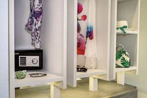 Ein modernes Interieur mit weißen Regaleinheiten, auf denen verschiedene Gegenstände präsentiert werden.