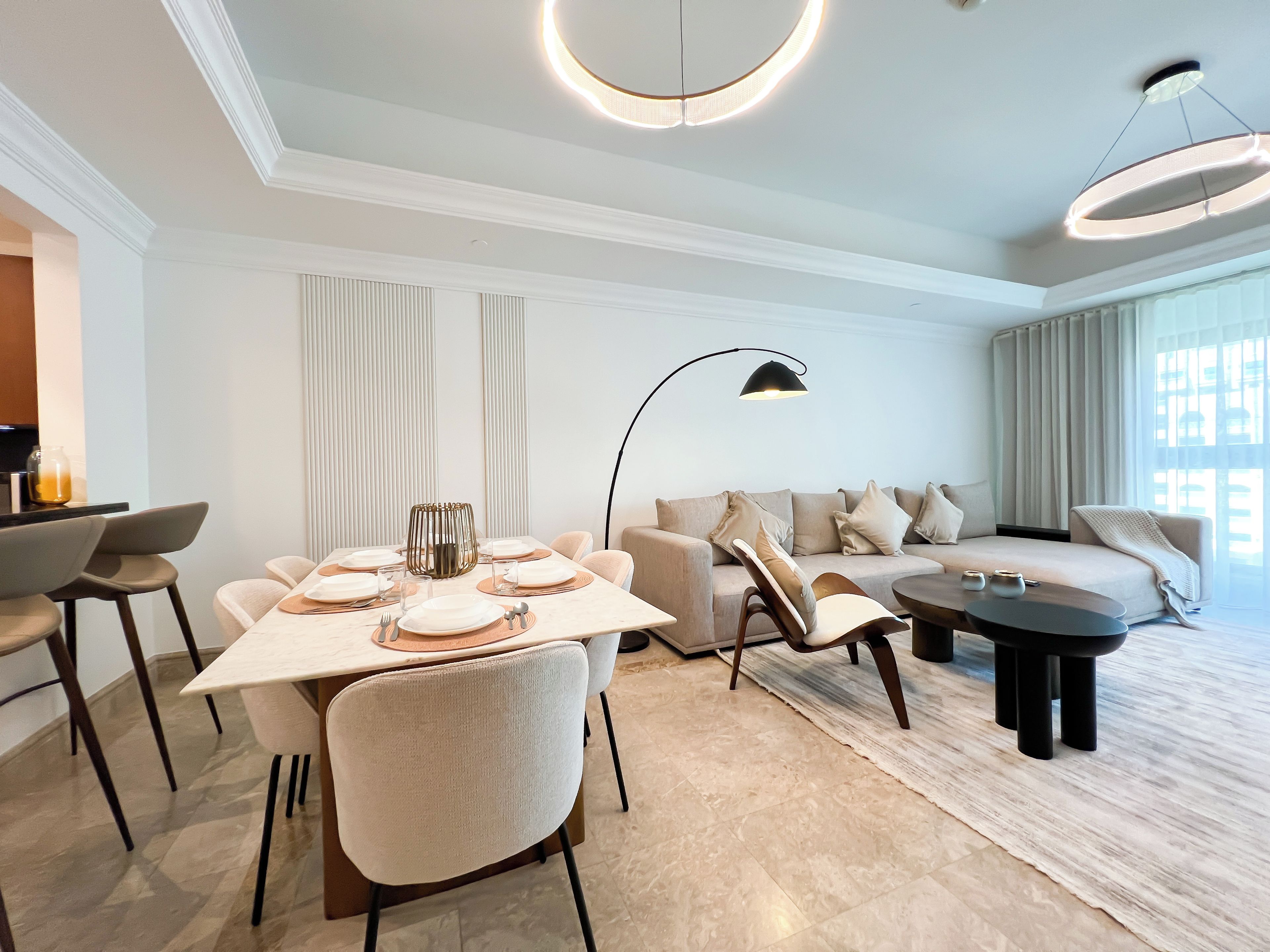 Un salon moderne comprenant un coin repas, un canapé et une table basse.